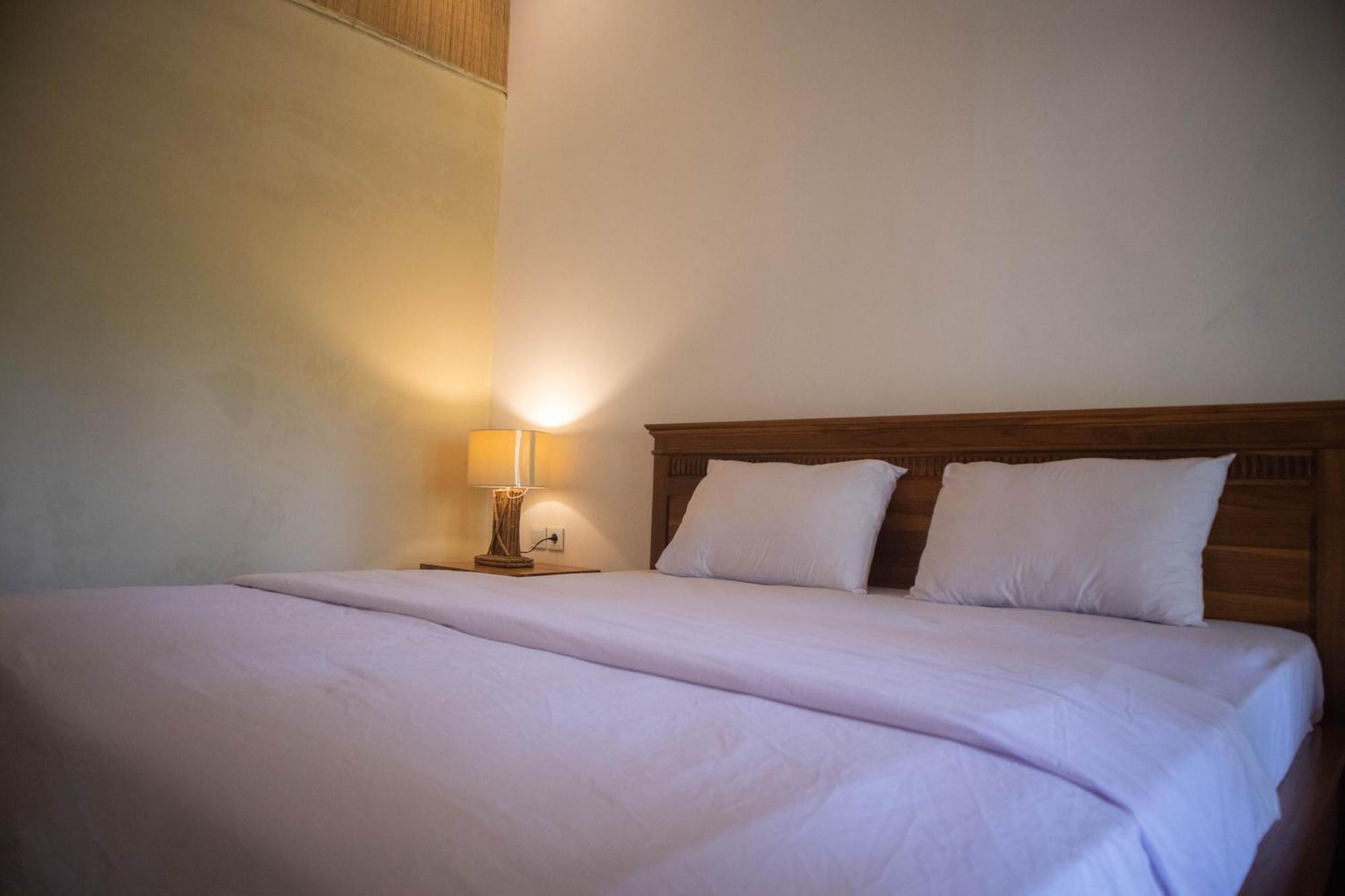 Peraja Bungalows Loyok Sangyang Room photo